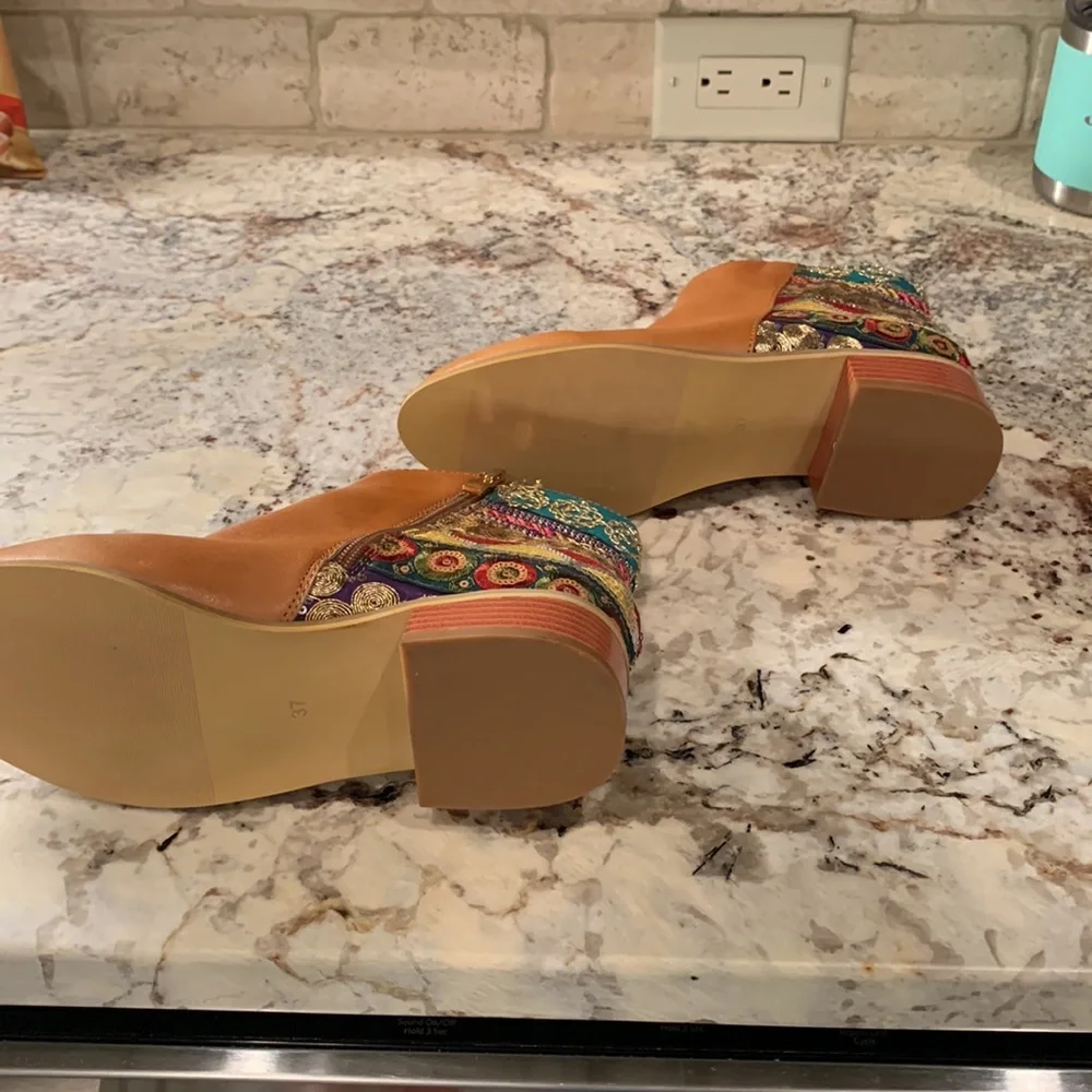 Very unusual Camel Colored Booties with fabric sequined back. Unknown brand. - Picture 4 of 4